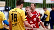 Nohejbalisté SK Liapor Witte Karlovy Vary (v červeném) se v dalším kole extraligy rozešli smírně se Spartakem Čelákovice 5:5.