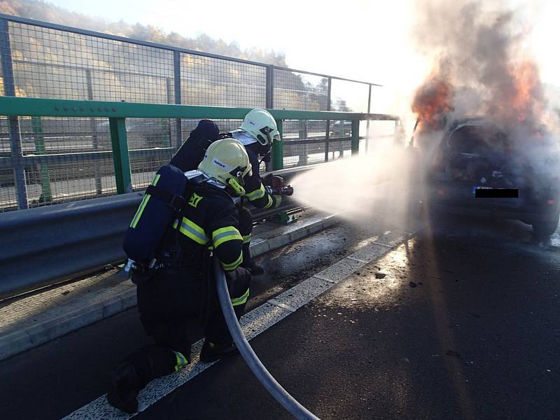 Snímky z místa požáru na dálnici D6.