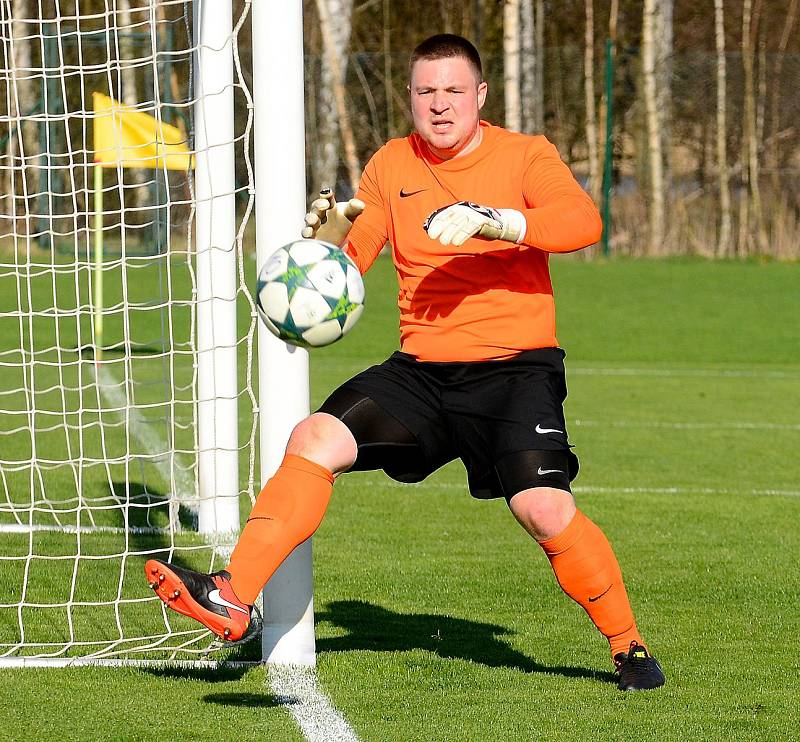 Ostrovští fotbalisté (v modrém) dosáhli na třetí jarní domácí výhru v řadě za sebou, když tentokrát smázli v okresním derby karlovarskou Lokomotivu (v zeleném) v poměru 10:2.