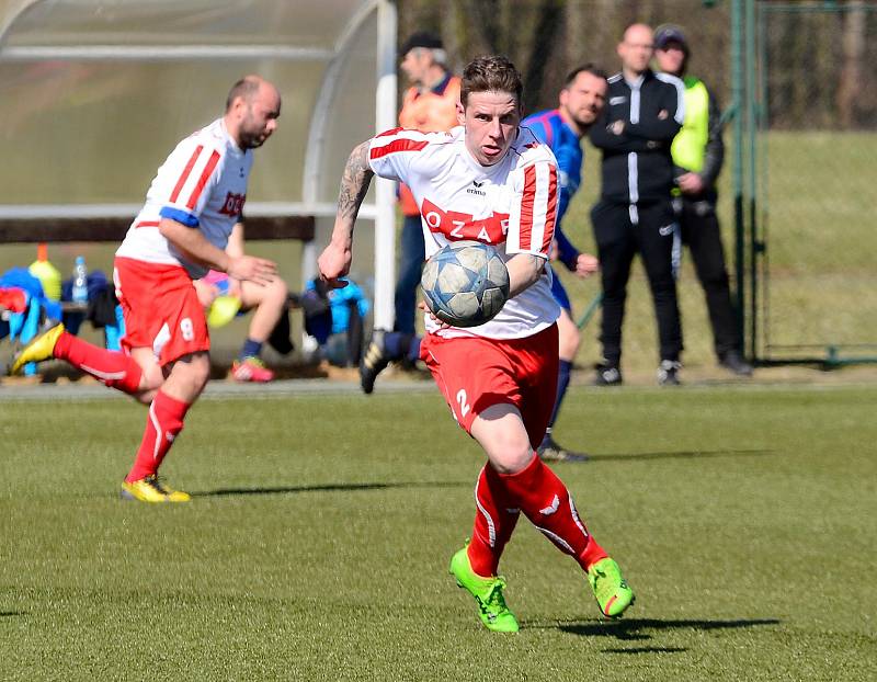 Fotbalisté Staré Role (v modrém) dosáhli na cennou výhru 5:3 v derby nad týmem Toužimi (v bíločerveném).