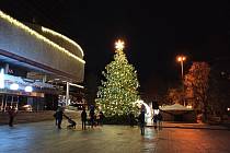 Symbolické rozsvícení vánočního stromu a zažehnutí první adventní svíčky se v Karlových Varech obešlo bez diváků i v roce 2020. 