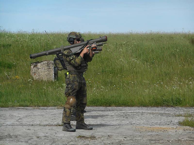 Vojáci z protiletadlového pluku ve Strakonicích se ve středu rozloučili se starými raketovými komplety typu Strela-10.