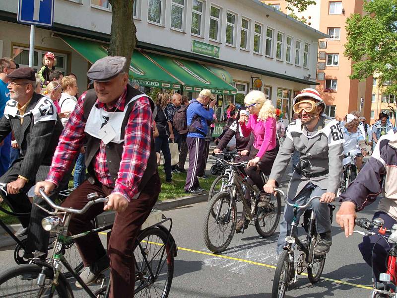 TOUR de Kolečko se vrátilo a slavilo úspěch. Na start cyklistického pelotonu se postavilo přes sedmdesát nadšenců. 