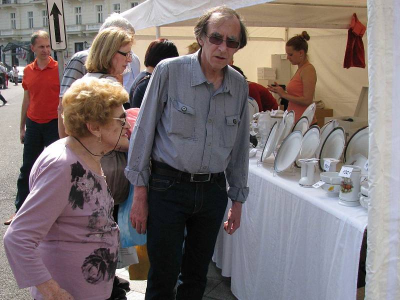 ZÁJEM O NÁVŠTĚVU některých továren v Karlovarském kraji, ale také o jejich produkty, roste. Potvrzují to i tisíce lidí na letošních Porcelánových slavnostech v Karlových Varech. 