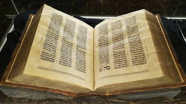 Knihovna lat. školy - Hebrejský rukopis Starého zákona.