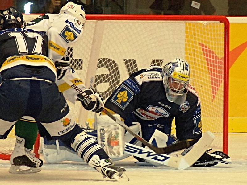 Hokejisté Energie Karlovy Vary (v bílém) porazili v prvním utkání Tipsport Cupu Liberec 4:2.