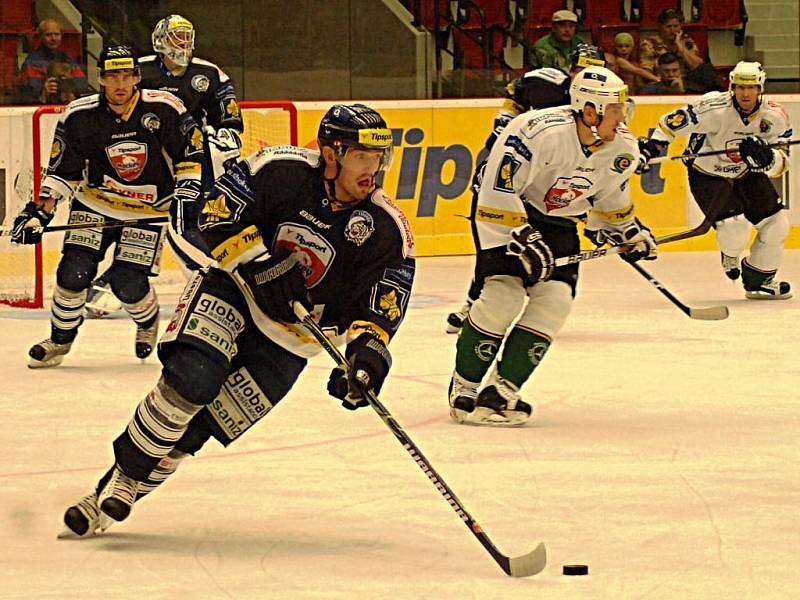 Hokejisté Energie Karlovy Vary (v bílém) porazili v prvním utkání Tipsport Cupu Liberec 4:2.