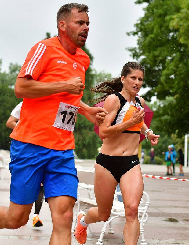 Desátý ročník SpaRun Mariánské Lázně ovládli plzeňský Pavel Štěpáník a německá běžkyně Kerstin Schmidt.