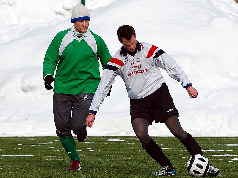 Vysokou výhru si připsala v dalším kole zimního turnaje FK Ostrov na své konto karlovarská Lokomotiva (v zeleném). Ta pokořila v poměru 5:2 mužstvo Jáchymova (v bílém).