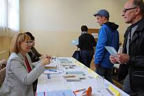 Ve městech a obcích Karlovarského kraje pokračují druhým dnem komunální volby. Po prvním dnu přišla do volebních místností zhruba čtvrtina oprávněných voličů.