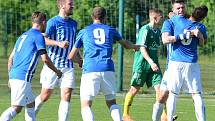 Ostrovský FK (v modrém) si připsal na účet velmi cennou výhru, když v derby pokořil karlovarský 1.FC (v zeleném) v poměru 3:2.