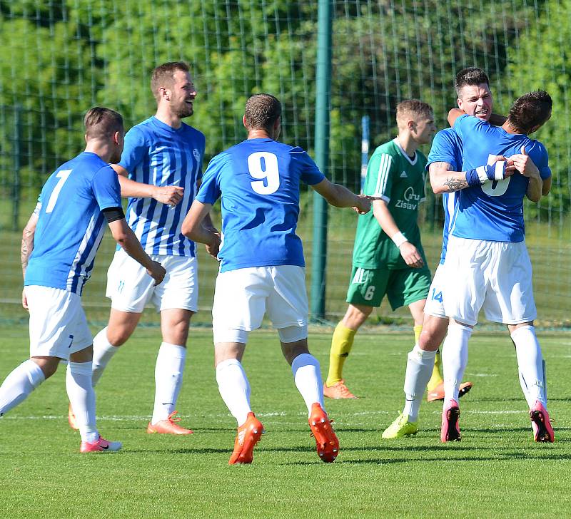 Ostrovský FK (v modrém) si připsal na účet velmi cennou výhru, když v derby pokořil karlovarský 1.FC (v zeleném) v poměru 3:2.