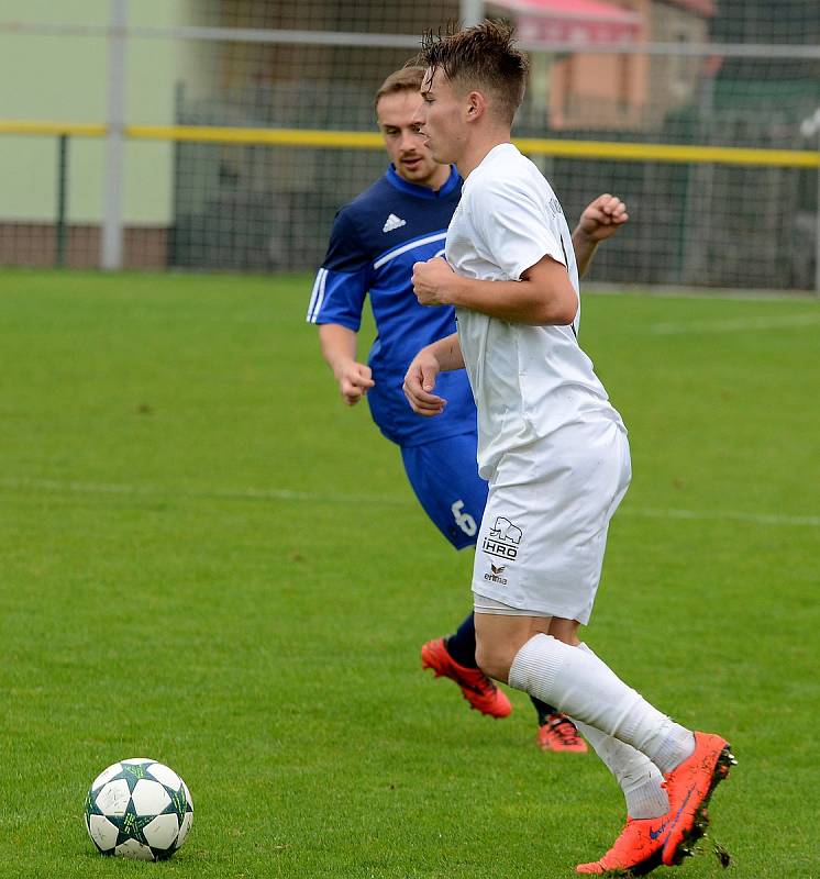 Krajské divizní derby nevyšlo hráčům Mariánských Lázní (v bílém) podle jejich představ, když museli skousnout potupnou prohru 0:6.