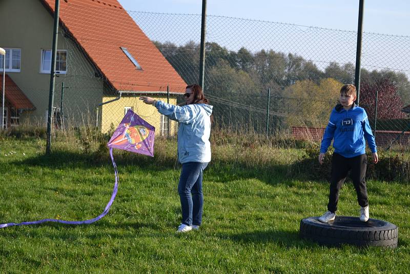 V Hájích u Chebu se v sobotu konala Drakiáda. Všichni účastníci si to opravdu užili, protože byl poslední teplý den a k tomu foukal i příjemný větřík, který draky dokázal udržet ve vzduchu.