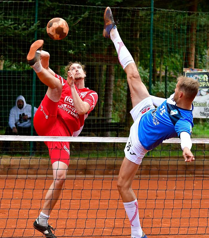 Nohejbalisté SK Liapor Karlovy Vary vstoupili do semifinále extraligy levou nohou, když na kurtech v Doubí nestačili na Modřice, kterým podlehli 3:5 na utkání.