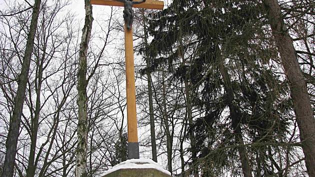 ROHANŮV kříž v karlovarských lázeňských lesích, který v loňském roce poškodili vandalové, je už opraven.