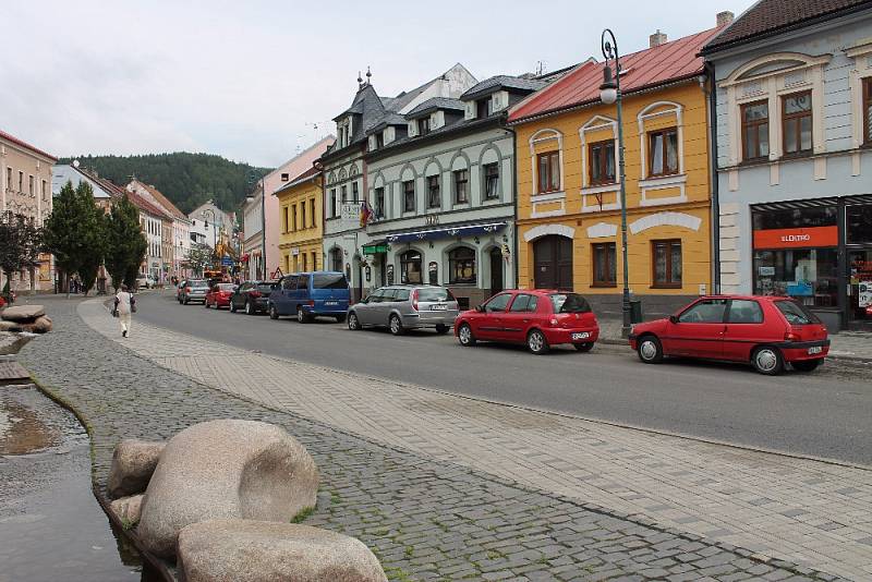 Nejdecké náměstí plné výkopů, děr a front