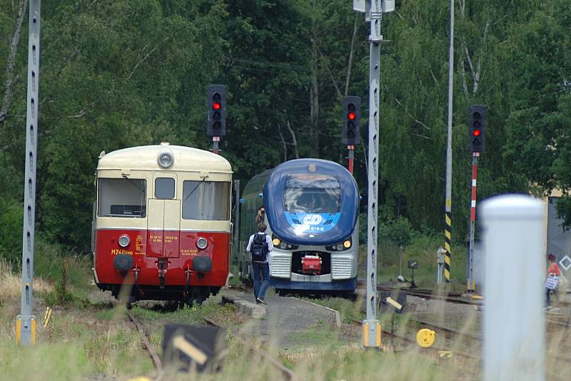 Motorový vůz M 240.0100 během filmového festivalu vozil návštěvníky do porcelánky Thun v Nové Roli. Filmové téma znělo: "Za novými holkami z porcelánu"