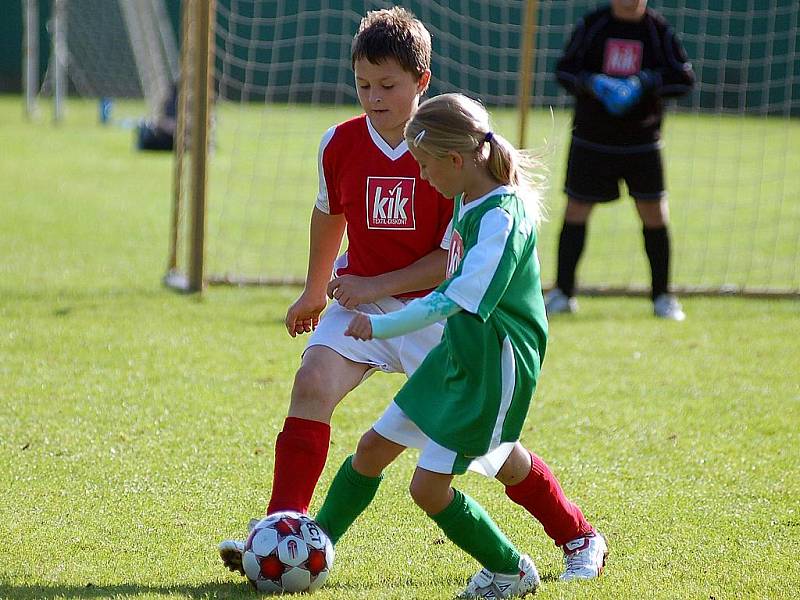 Fotbalová okresní soutěž mlladších žáků má za sebou třetí kolo. V Sedleci bojovalo o body deset družstev, ve skupině A excelovali žáčci Sedlece, ve skupině B pak Kyselka. 