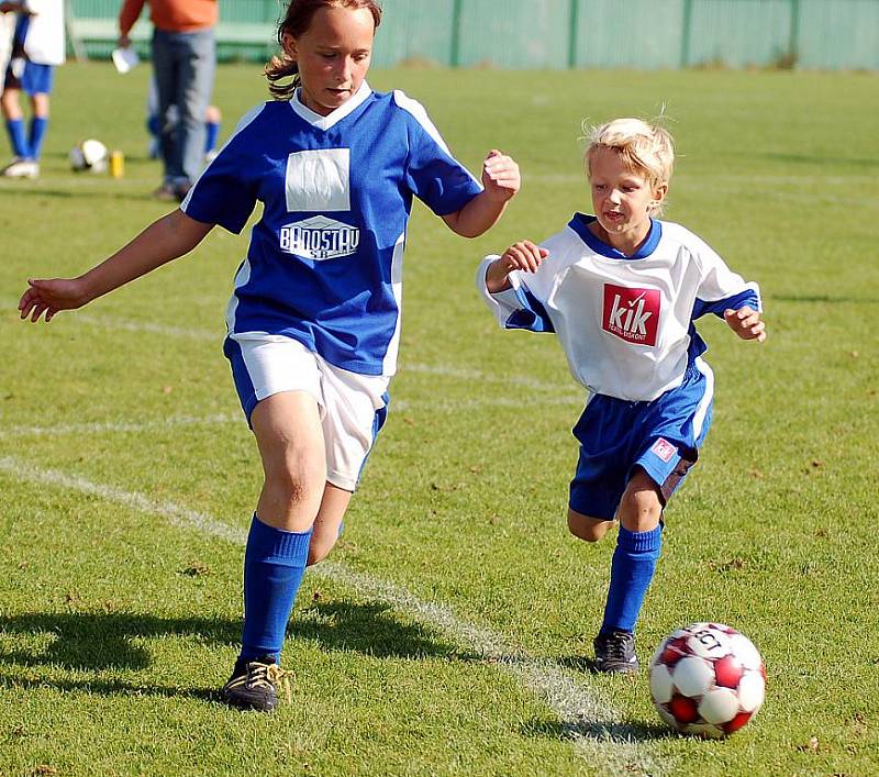 Fotbalová okresní soutěž mlladších žáků má za sebou třetí kolo. V Sedleci bojovalo o body deset družstev, ve skupině A excelovali žáčci Sedlece, ve skupině B pak Kyselka. 