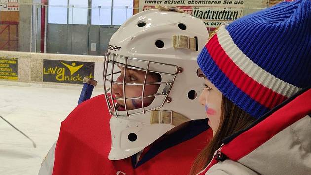 Brankářka ostrovských Čertů Kateřina Fialová si svými parádními výkony vysloužila pozvánku do české reprezentace U16, se kterou dosáhla na dvě zlaté medaile.