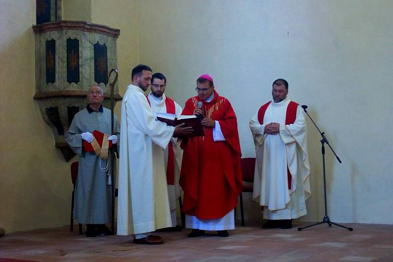 Kostel Svatého Jakuba v Ostrově se dočkal znovu vysvěcení. Slavnostního ceremoniálu se ujal plzeňský biskup Tomáš Holub.