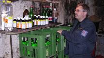 LIHOVINY VYRÁBĚL VE SKLEPĚ. 1200 litrů nejrůznějších druhů lihovin a 230 litrů čistého lihu neznámého původu našli celníci ve sklepě domu karlovarského podnikatele.