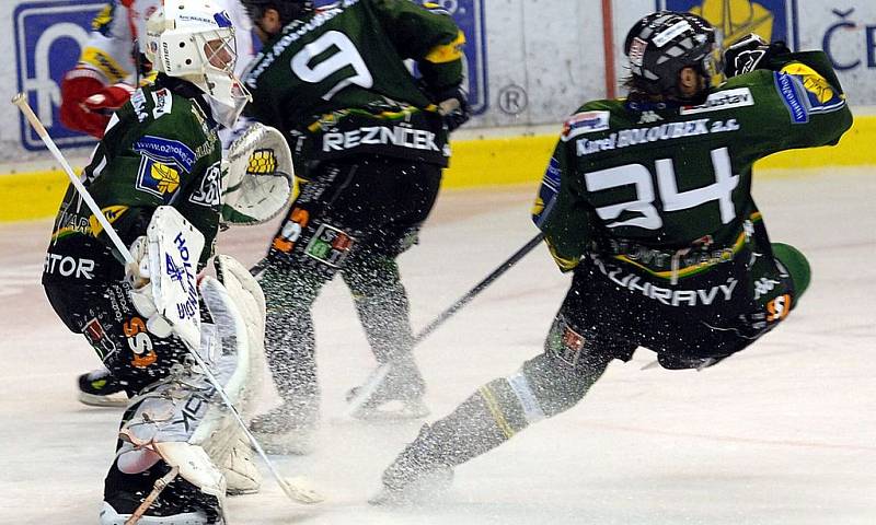 Druhým utkáním v sobotu 4. dubna pokračovalo finále extraligového play off v hokeji.