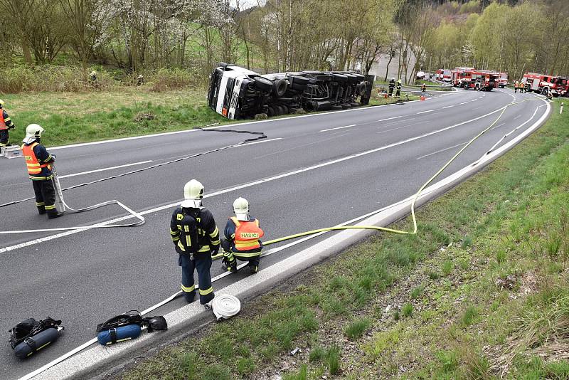 Cisterna převážející benzin se převrátila na silnici mezi Bočí a Stráží nad Ohří.