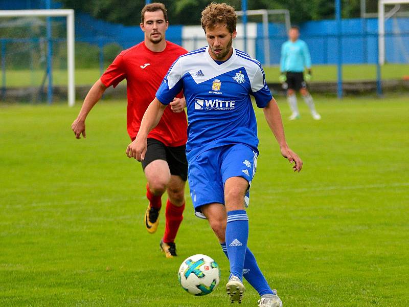 Fotbalisté Nejdku (v modrém) se loučili se sezonou domácí výhrou 4:3 nad Citicemi (V červeném).