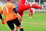 První podzimní prohru v ČFL musela skousnout po duelu se Štěchovicemi (v modrém) karlovarská Slavia, která nakonec prohrála v poměru 0:2.