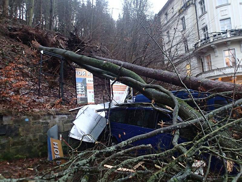 Auta poškozená stromy v Karlových Varech a ve Františkových Lázních.