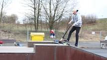 Ostrovský skatepark je opět otevřený. V sobotu zde dováděli kluci na koloběžkách.