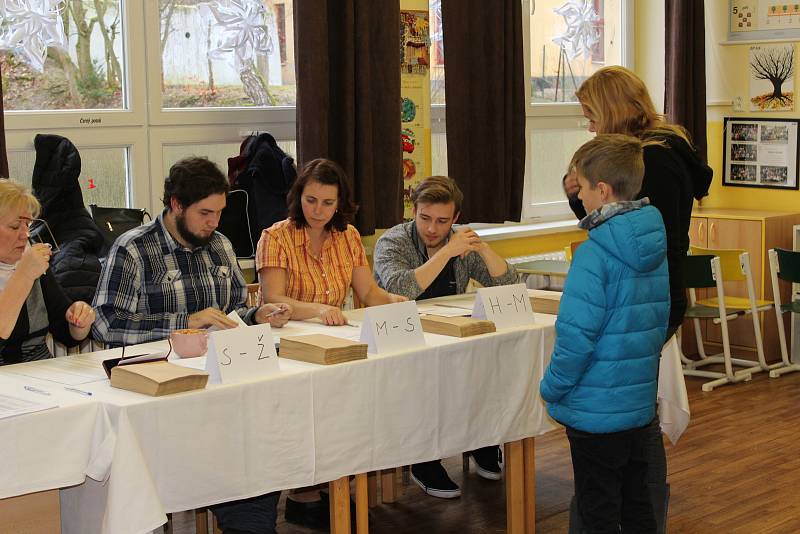 Jedna z volebních místností, kde občané Karlových Varů hlasovali v prvním místním referendu byla i v Základní škole Dukelských hrdinů.