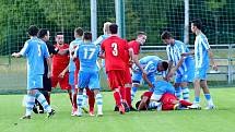 Krajské derby mezi Ostrovem (v červeném) a chebskou Hvězdou (v pruhovaném) bylo ukončeno za stavu 1:1.