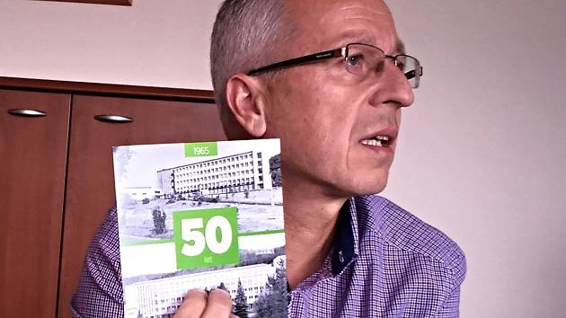 SLAVÍME PŮL STOLETÍ. Ředitel Střední odborné školy pedagogické, gymnázia a vyšší odborné školy Karlovy Vary Bohuslav Peroutka ukazuje pozvánku na oslavy významného výročí. 