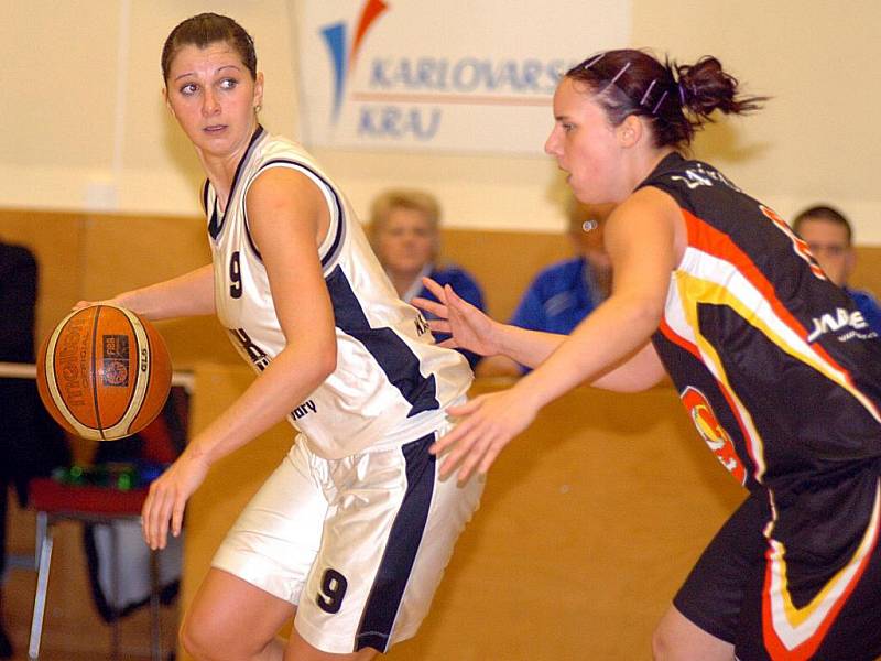 Zápas basketbalistek karlovarské Lokomotivy se Sokolem z Hradce Králové.