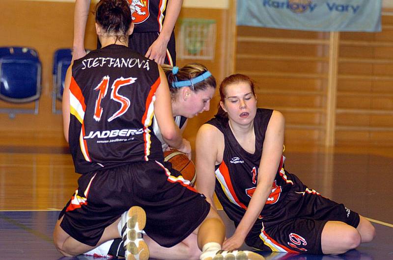 Zápas basketbalistek karlovarské Lokomotivy se Sokolem z Hradce Králové.