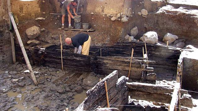 Hradiště Vladař. Archeologové odhalili vodní cisternu pocházející z první poloviny 5. století př. n. l. Část dřevěné konstrukce nyní odborníci vyjmou a odešlou ke konzervaci do muzea v Lausanne.