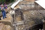 Hradiště Vladař. Archeologové odhalili vodní cisternu pocházející z první poloviny 5. století př. n. l. Část dřevěné konstrukce nyní odborníci vyjmou a odešlou ke konzervaci do muzea v Lausanne.