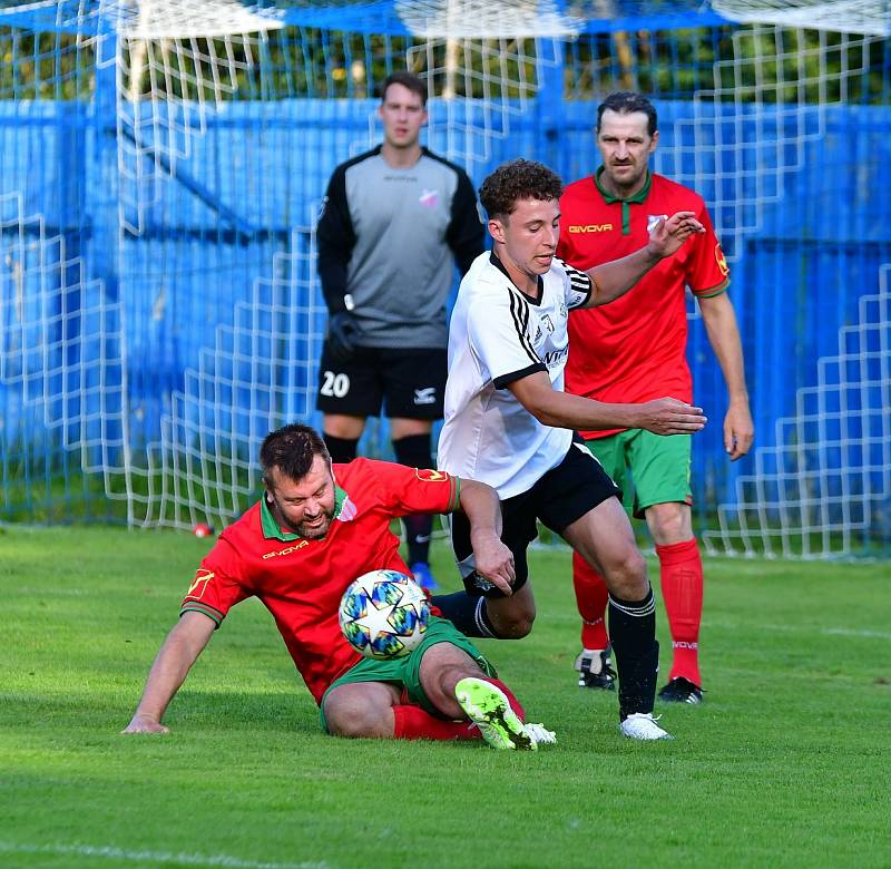 Nejdek (v bílém) si poradil na úvod s FC Cheb, slavil výhru 6:3.