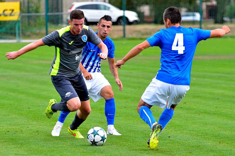 Cennou výhru 1:0 ukořistil před svými fanoušky ostrovský FK, který udolal v poměru 1:0 Mostecký FK (v šedém).