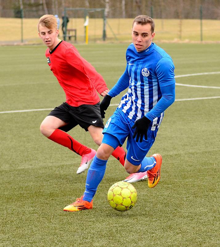 Vysokou výhru 9:0 slavil před svými fanoušky Ostrov (v pruhovaném), když si bez větších problémů poradil s týmem Žlutic (v červeném).