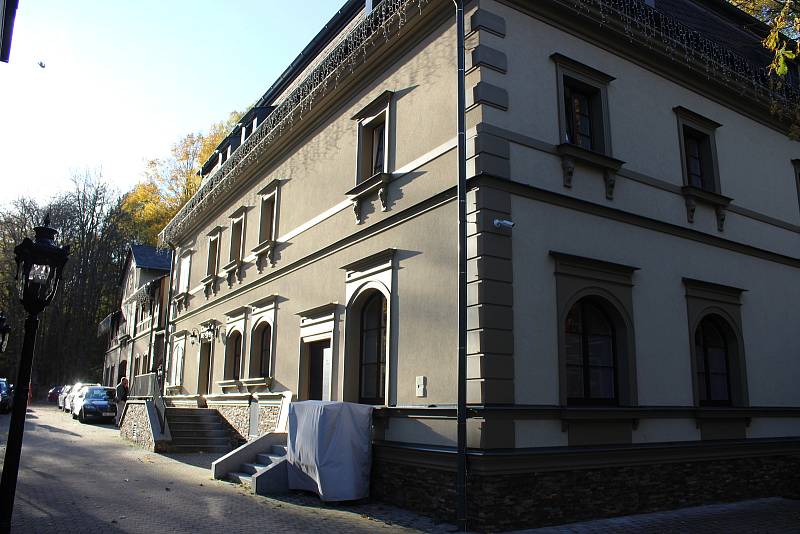 Restaurace Malé Versailles po zásadní rekonstrukci, vlastně kompletní přestavbě. Historicky první restaurace v Karlových Varech, která byla před revolucí vyhlášenou studentskou hospodou, kam se chodilo po posledním zvonění.