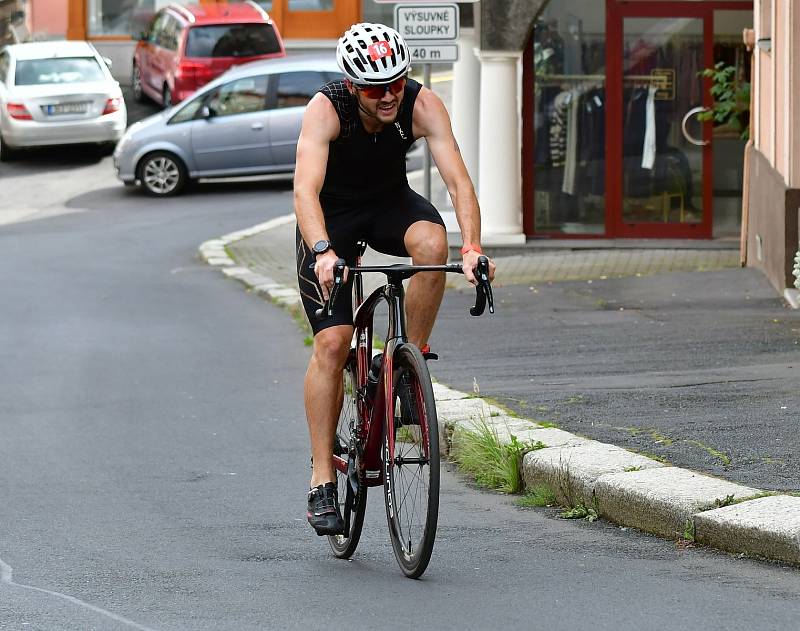 Poklidné lázeňské centrum Karlových Varů opět ožilo triatlonem. V sobotu 11. září se tu konal Český pohár v olympijském triatlonu.