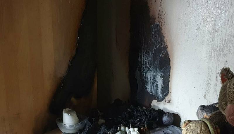 V Ostrově vyhořel byt. Po marném pokusu uhasit požár uživatelka bytu raději přivolala hasiče.