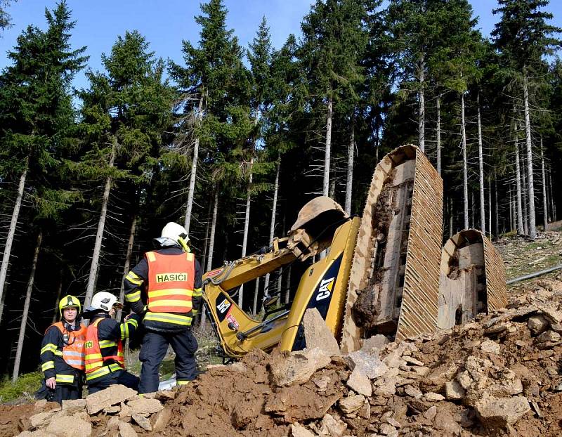 Nehoda bagru při výstavbě ve Skiareálu Klínovec.