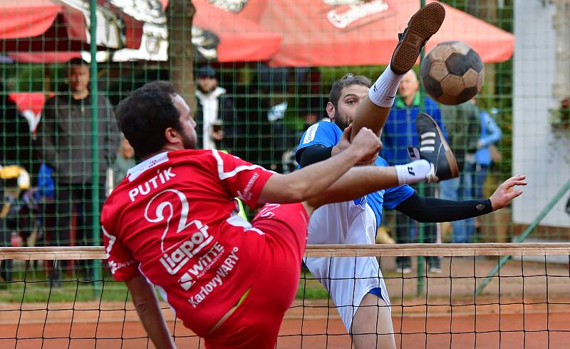 Extraligový bronz si připsali na konto nohejbalisté SK Liapor Karlovy Vary, kteří v semifinále ztroskotali na výběru Čakovic, který si tak okusí nástrahy Superfinále.