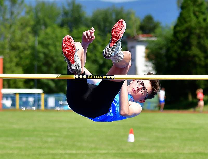 Atletická bitva tří krajů. Tu hostily o víkendu v rámci 1. kola OMD dorostu a juniorů Karlovarského, Plzeňského a Jihočeského kraje Karlovy Vary.