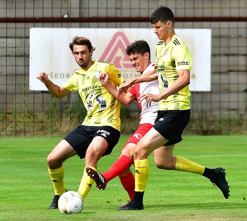 Přeštice (ve žlutém) urvaly cenný skalp třetiligové karlovarské Slavie, kterou porazily na starorolském pažitu v poměru 1:0.